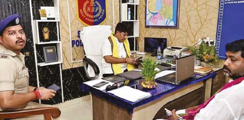 থানায় ওসির চেয়ারে মন্ত্রী! সাগরপাড়ায় ছবি সোশ্যাল মিডিয়ায় ভাইরাল হতেই বিতর্ক তীব্র