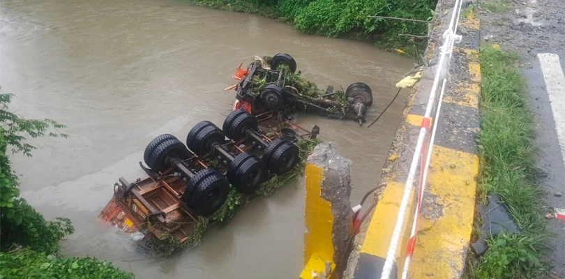 নিয়ন্ত্রণ হারিয়ে সোজা খরস্রোতা নদীতে লরি, মৃত দুই