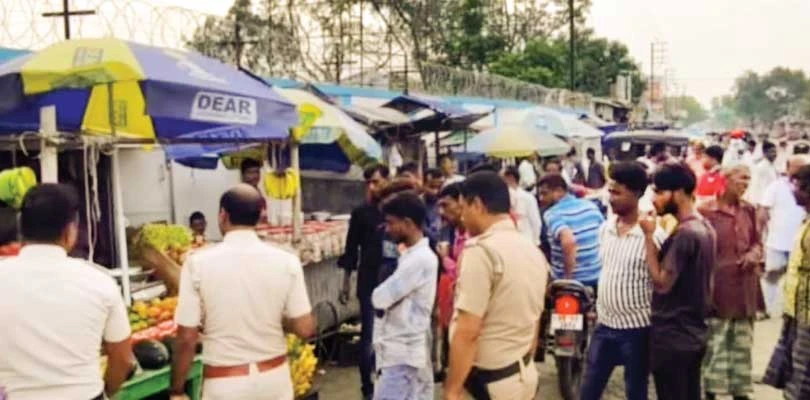 টোটো পার্কিংও নিষেধ, প্রশাসনের নির্দেশে সমস্যায় কয়েকশো পরিবার, বড়ঞার কুলিতে রাস্তা থেকে সরতে হবে হকারদের