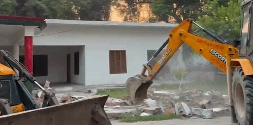 সীতাপুরে চলল বুলডোজার, গুঁড়িয়ে গেল সপার কার্যালয়