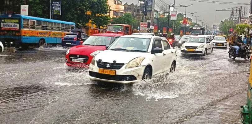 চিনার পার্কে জল যন্ত্রণা, গর্তে গাড়ি পড়ে বিপত্তি
