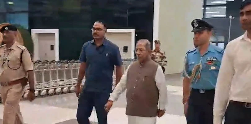 পাটনা বিমানবন্দরে নামলেন নাগাল্যান্ডের রাজ্যপাল নন্দকিশোর যাদব