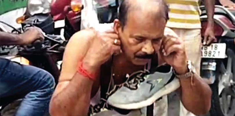 তারকেশ্বরের প্রাক্তন পুর চেয়ারম্যানকে জুতোর মালা পরিয়ে কান ধরে ওঠবোস
