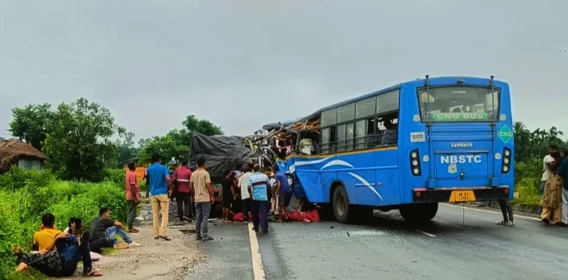 জলপাইগুড়ি বাস দুর্ঘটনা: নাতিকে দেখা হল না ঠাকুমার, দুই পা ভেঙেছে ঠাকুরদার