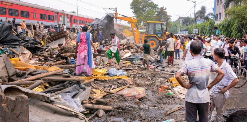 টিকিয়াপাড়ায় রেলের জমিতে চলল বুলডোজার, উচ্ছেদ শতাধিক ঝুপড়ি
