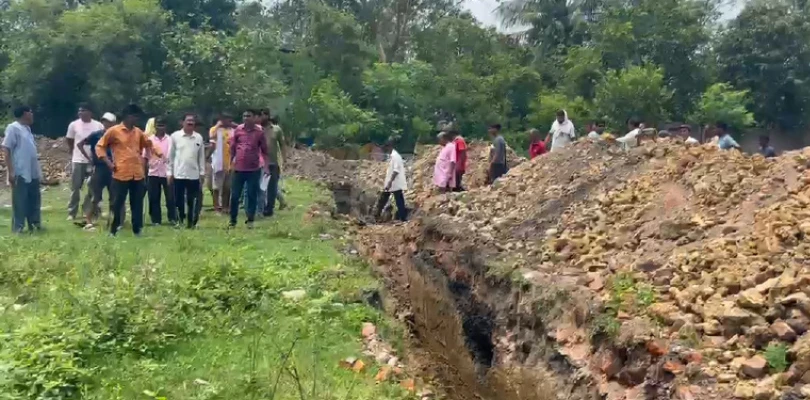 কয়লার খোঁজে কৃষিজমি বিপন্ন!  অণ্ডালে কাজ বন্ধ করে আন্দোলনে জমির মালিকরা