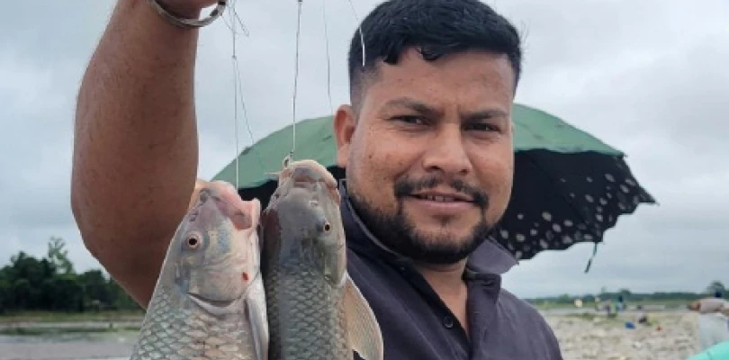 বর্ষায় সংকোশ, রায়ডাক-২ নদীতে মাছ ধরতে ভোর থেকেই উৎসাহীদের ভিড়