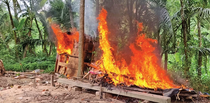 শিশুকন্যার যৌন হেনস্তায় অভিযুক্তকে ধরতে গিয়ে সশস্ত্র হামলার মুখে পুলিশ, রণক্ষেত্র মহিষাদল