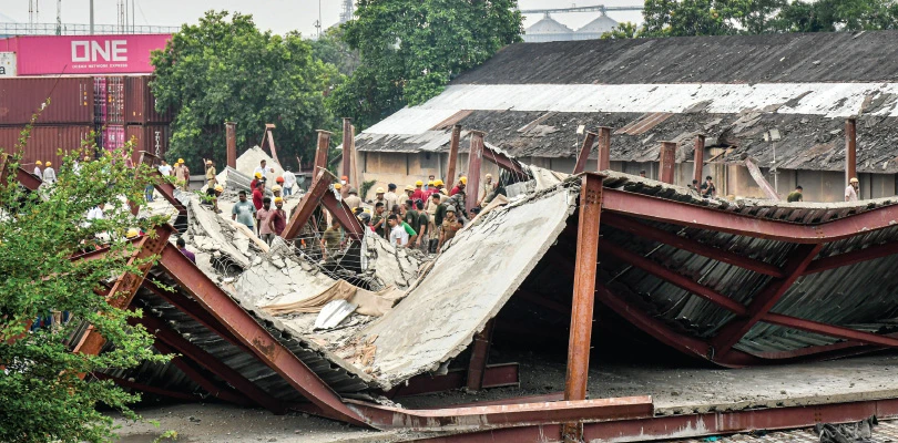 নির্মাণ ত্রুটি ও ঝড়ে নড়বড়ে হয়ে যাওয়া লোহার পিলারই ডেকে আনল বিপর্যয়?