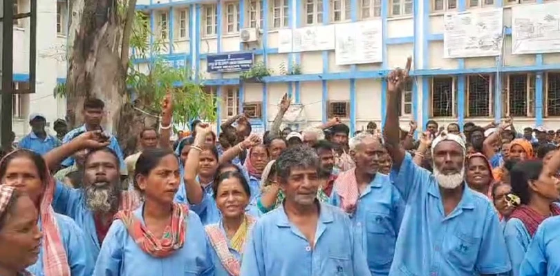 একাধিক দাবিতে বিক্ষোভ পুরসভার সাফাইকর্মীদের, দেওয়া হল স্মারকলিপি