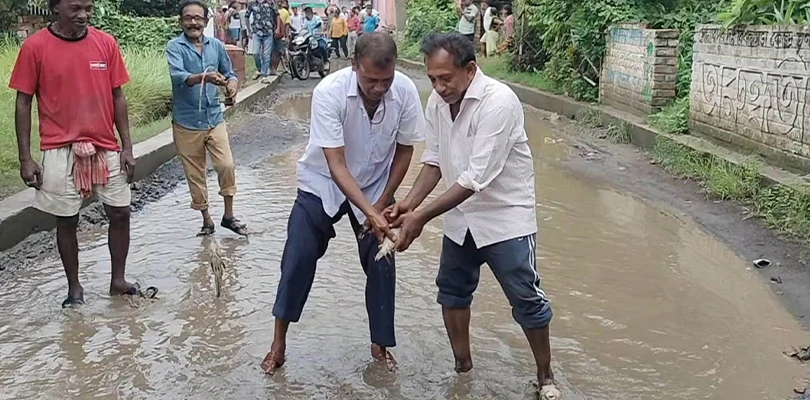 প্রতীকী মাছ ধরলেন রাজপুর-সোনারপুরের বাসিন্দারা,বেহাল রাস্তা দ্রুত সংস্কারের দাবি, অবরোধ-বিক্ষোভ গোপালনগরে