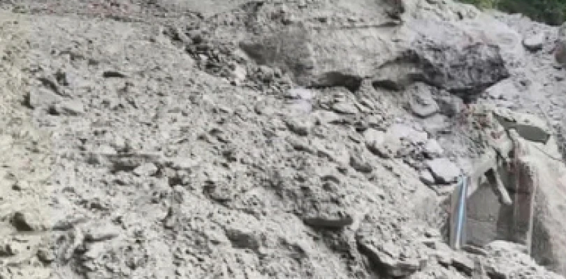 পেলিং যাওয়ার রাস্তায় ধস, বিপাকে পর্যটকরা
