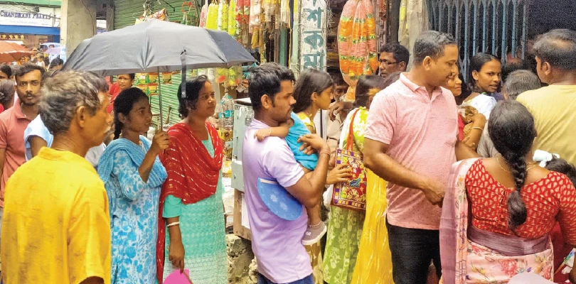 নামের বানান ভুল, মোবাইল লিংকে সমস্যা!  নিত্য ভিড় আধার কেন্দ্রে ভিড়