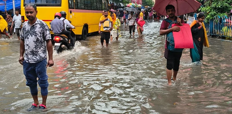 প্রবল বৃষ্টিতে জলমগ্ন কলকাতার এসএসকেএমের সামনের রাস্তা