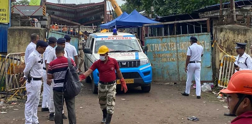 তারাতলা কাণ্ডে উদ্ধারকাজ এখনও চলছে, ধ্বংসস্তুপ থেকে এখনও বের করা হয়েছে ৩২ জনকে, যার মধ্যে ৭ জন মৃত