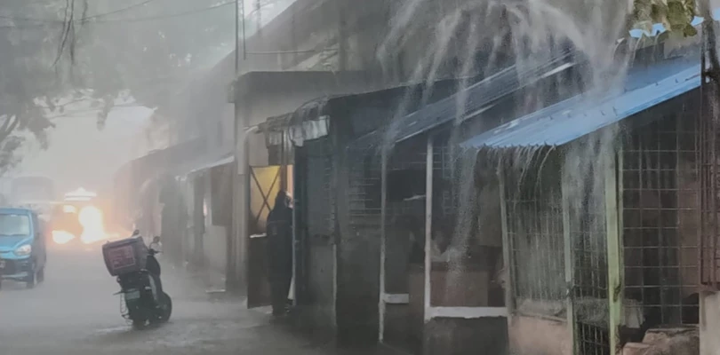 দুপুরেই আকাশ অন্ধকার করে তুমুল ঝড়বৃষ্টি-বজ্রপাত, কলকাতা সহ পাঁচ জেলায় ‘লাল’ সতর্কতা জারি
