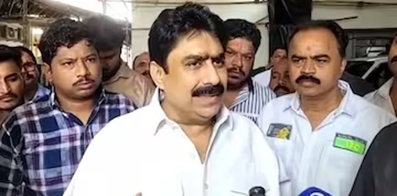 সাংবাদিককে প্রকাশ্যে খুনের হুমকি সাংসদের