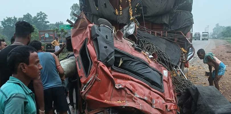 ঝাড়গ্রামে বৃহস্পতিবার সকালে ৪৯ নম্বর জাতীয় সড়কে দুই লরির সংঘর্ষ, একটি লরির খালাসির মৃত্যু