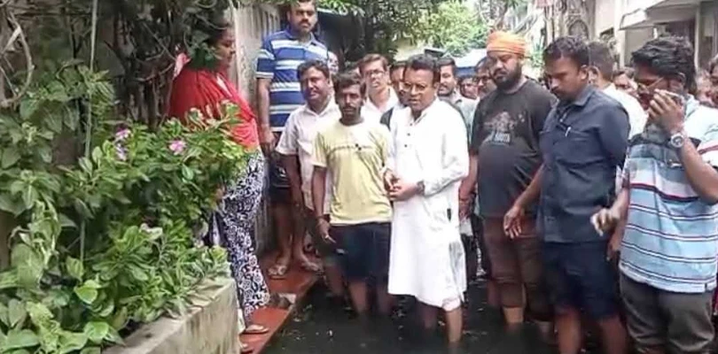 জগাছায় জলযন্ত্রণা পরিদর্শনে কাদা জলে বিধায়ক রুদ্রনীল, স্থায়ী সমাধানের আশ্বাস