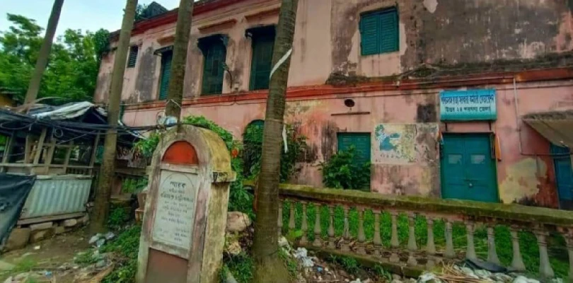 ‘হেরিটেজ’ তকমা পেলেও শুরু হয়নি সংস্কার, বারাসতের জরাজীর্ণ বঙ্কিম ভিলা নিয়ে আক্ষেপ