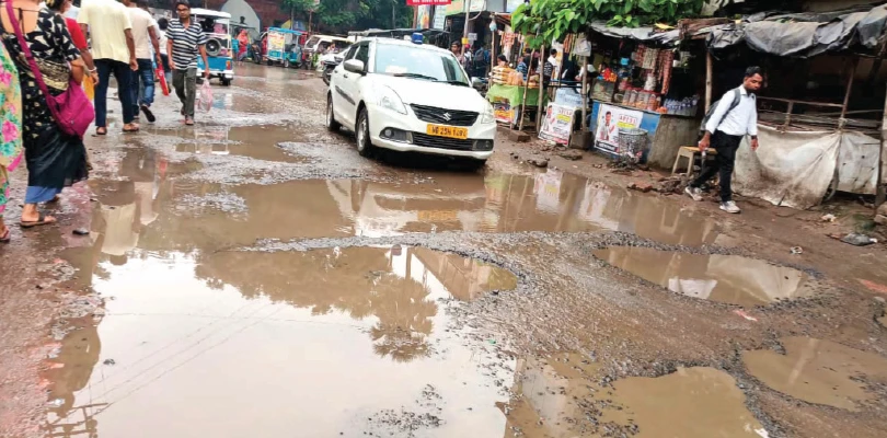 বারাসতে জেলাশাসক দপ্তরের সামনে রাস্তায় জল