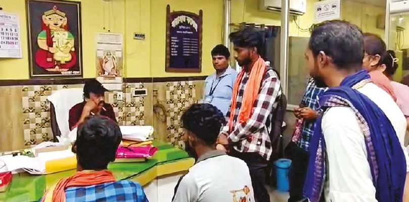 কলেজে গেরুয়া উত্তরীয় পরে আসা  নিয়ে এবিভিপি-বজরং দলের দ্বৈরথ