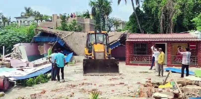 বহরমপুরে যুব তৃণমূল নেতার বাগানবাড়ি গুঁড়িয়ে দিল পুরসভা, প্রধান পদ ছাড়লেন নেতার স্ত্রী