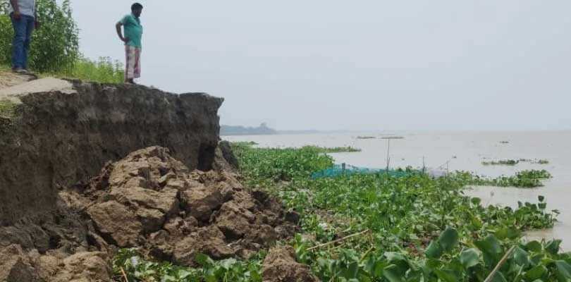 এলাহীটোলায় গঙ্গার পাড়ে ভাঙন, দুশ্চিন্তায় ঘুম উড়েছে বাসিন্দাদের
