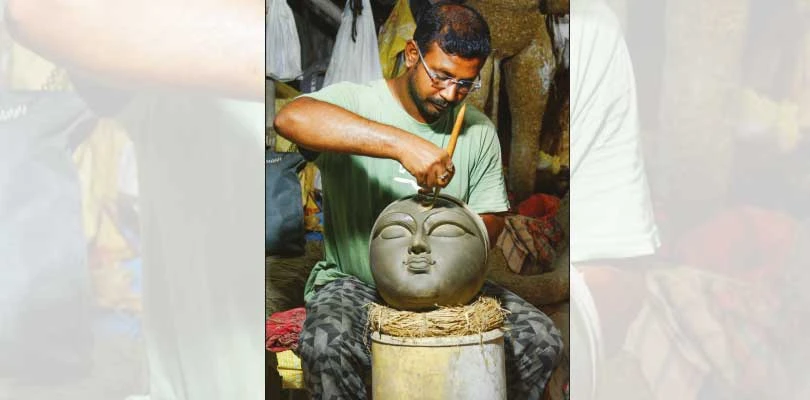 মাটি জট কেটে যেতেই শুরু দুর্গাপ্রতিমার বায়না, মৃৎশিল্পীদের ঘরে বাড়ছে ব্যস্ততা