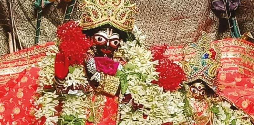 কাশীপুর রাসবাটিতে রাধা ও কৃষ্ণকে ১০৮ ঘড়া জল দিয়ে স্নান করানো হয়