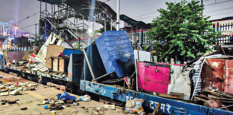 মধ্যরাতে পার্ক সার্কাস স্টেশন চত্বরে  উচ্ছেদ অভিযান, চলল বুলডোজার