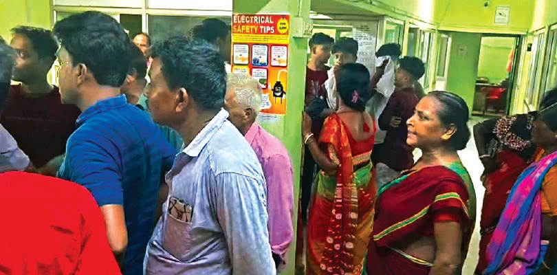 গোঘাটে দীর্ঘক্ষণ লোডশেডিং, বিদ্যুৎ অফিসে তুমুল বিক্ষোভ