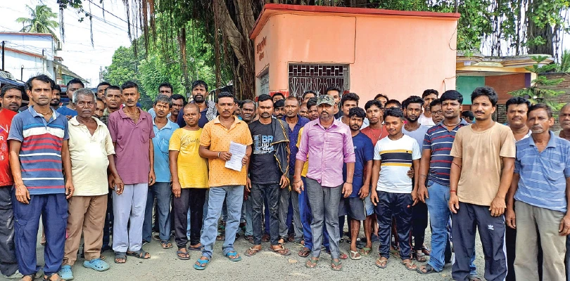 রুটিরুজি বাঁচাতে সাংসদের দ্বারস্থ শান্তিপুরের হকাররা