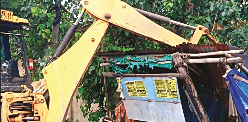 লিলুয়া ঝিলরোডে বুলডোজার,  ৩৫টি দোকান ভাঙল প্রশাসন