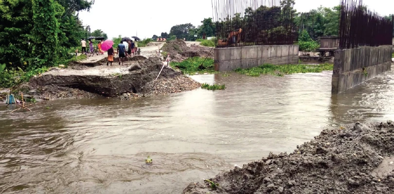 উত্তরে একরাতে বাঁধের ৪৮টি অংশ ক্ষতিগ্রস্ত, সরানো হল বাসিন্দাদের