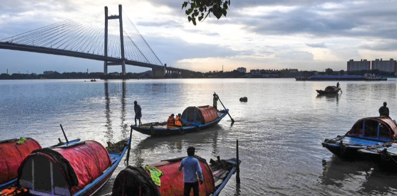 শালিমার-দক্ষিণেশ্বরে ছুটবে ওয়াটার মেট্রো! ডিপিআর তৈরির জন্য দরপত্র আহ্বান আইডব্লুএআইয়ের