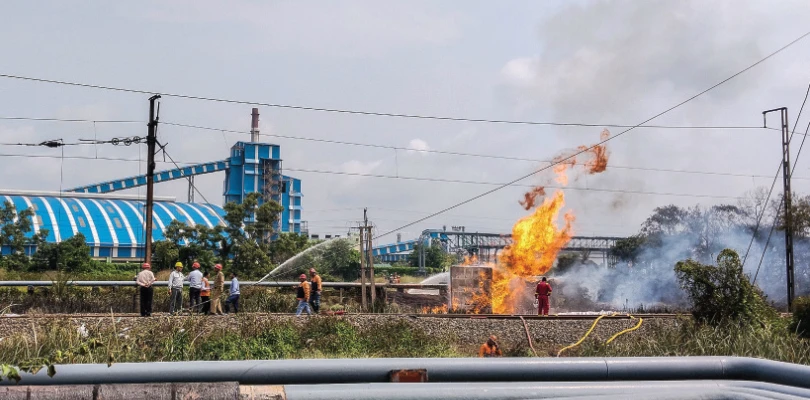 হলদিয়ায় আগুনের গ্রাসে বস্তি, আতঙ্ক, মহিলা শিশু সহ আহত বহু