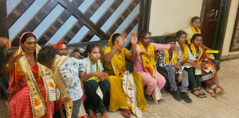 গ্রামবাসীদের প্রথম শহর ভ্রমণ, অবেগে ভাসলেন আট থেকে আশি