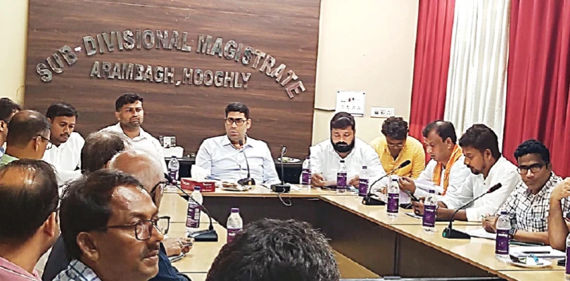 বানভাসি পরিস্থিতির মোকাবিলায় আরামবাগ মহকুমার বিধায়কদের সঙ্গে আগাম বৈঠক জেলাশাসকের, বাঁধ পরিদর্শন পর্যাপ্ত ত্রাণ ওষুধ মজুতের নির্দেশ