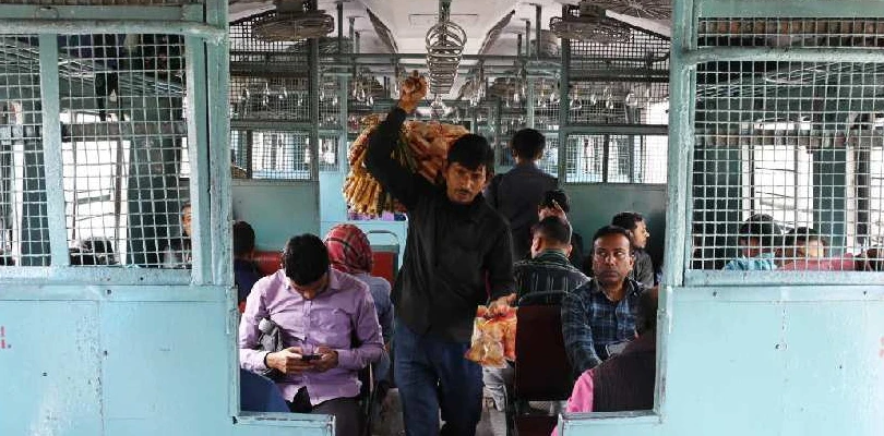 ট্রেনের কামরায় হকারি নিষেধ, রামপুরহাটে চিন্তায় বহু পরিবার, রেলের সিদ্ধান্তের প্রতিবাদে আন্দোলনের প্রস্তুতি