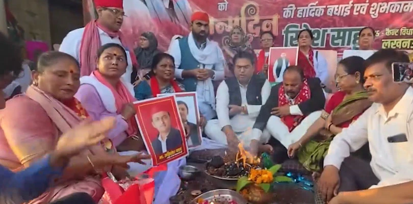 সপা প্রধান অখিলেশ যাদবের জন্মদিন উপলক্ষ্যে লখনউতে পুজোর আয়োজন দলীয় নেতা-কর্মীদের
