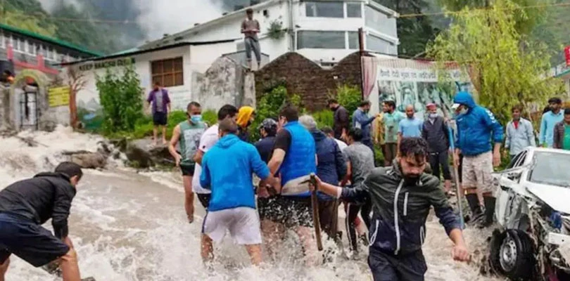 হড়পা বান, চরম বিপাকে পর্যটকরা