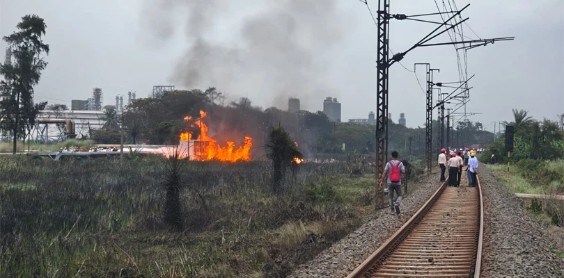 হলদিয়া পেট্রোকেমিক্যালসের পাইপলাইনে প্রবল বিস্ফোরণ! দাউ দাউ করে জ্বলে উঠল আগুন, আহত একাধিক