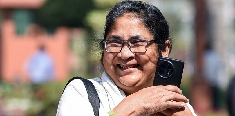 দোলা সেনকে ‘চোর’ স্লোগান, রুখে দাঁড়ালেন তৃণমূল কর্মীরা