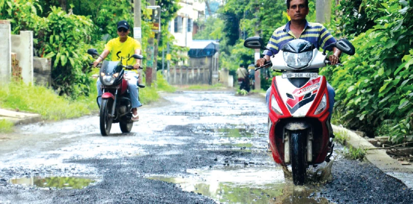 রাজপুর-সোনারপুরের বিস্তীর্ণ অংশে  রাস্তা বেহাল, জমা জলে তীব্র ভোগান্তি