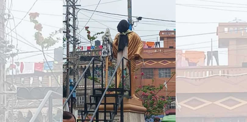 কাটোয়ায় গান্ধী মূর্তির মুখ কালো কাপড়ে ঢাকা, এই ঘটনায় উত্তেজনা ছড়ায়, কে বা কারা এই কাজ করল তার তদন্ত শুরু করেছে পুলিশ