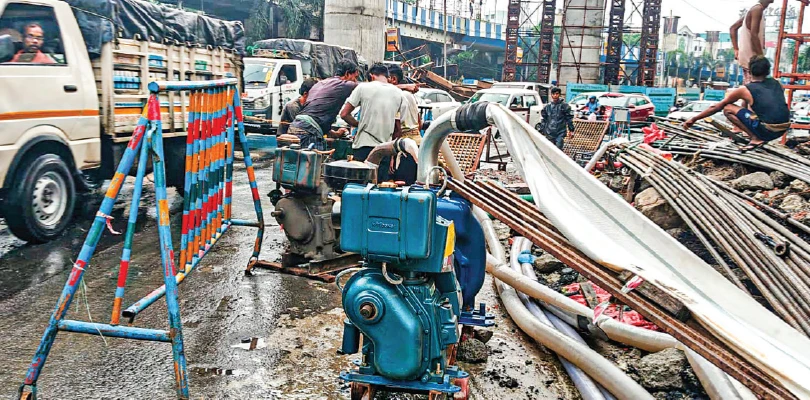 জলমগ্ন দশা কাটাতে গালিপিট সাফাই, বসানো হল ৭টি পাম্প