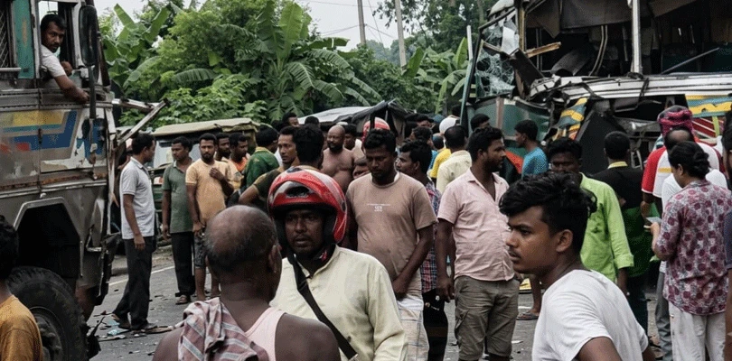 যাত্রীবাহী বাসের সঙ্গে ডাম্পারের সংঘর্ষ,  আহত  অন্তত ১৫ জন