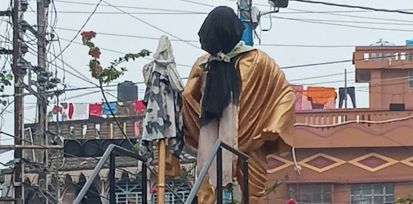 মহাত্মা গান্ধীর মূর্তির মুখ ও হাত কালো কাপড়ে ঢাকা, চাঞ্চল্য গোটা এলাকায়