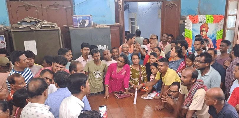 অন্নপূর্ণা যোজনার টাকা না পেয়ে শান্তিপুর পুরসভায় ব্যাপক বিক্ষোভ